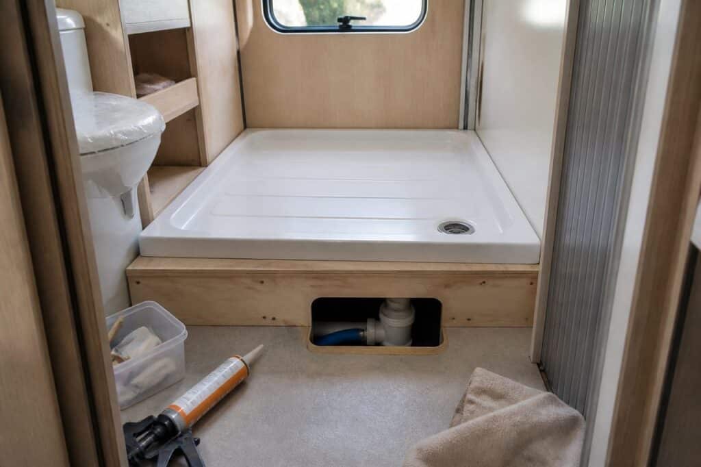Bac a douche camping car : 7 contrôles avant pose ou réparation