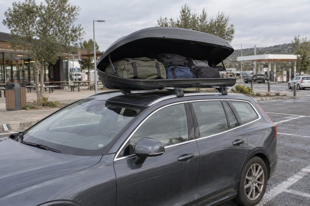 Louer un coffre de toit : prix, compatibilité et règles avant de partir