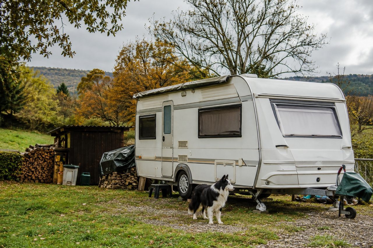 Vivre en caravane à l’année : terrain, démarches et budget réel